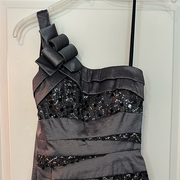 Dress - Picture 1 of 3